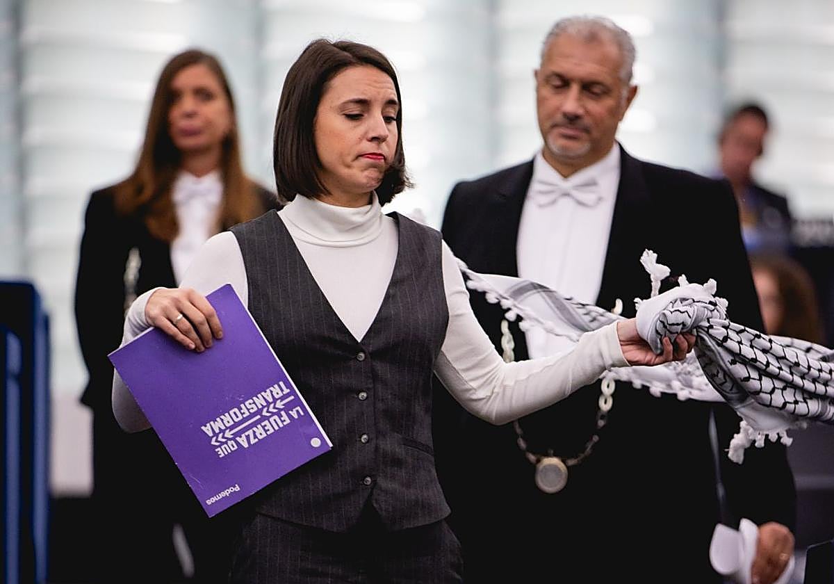 Irene Montero quitándose el pañuelo palestino, este martes en la Eurocámara