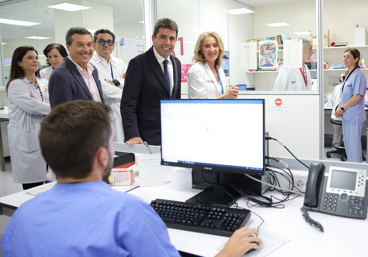 Carlos Mazón y el conseller de Sanidad, Marciano Gómez, en su visita al hospital La Fe de Valencia