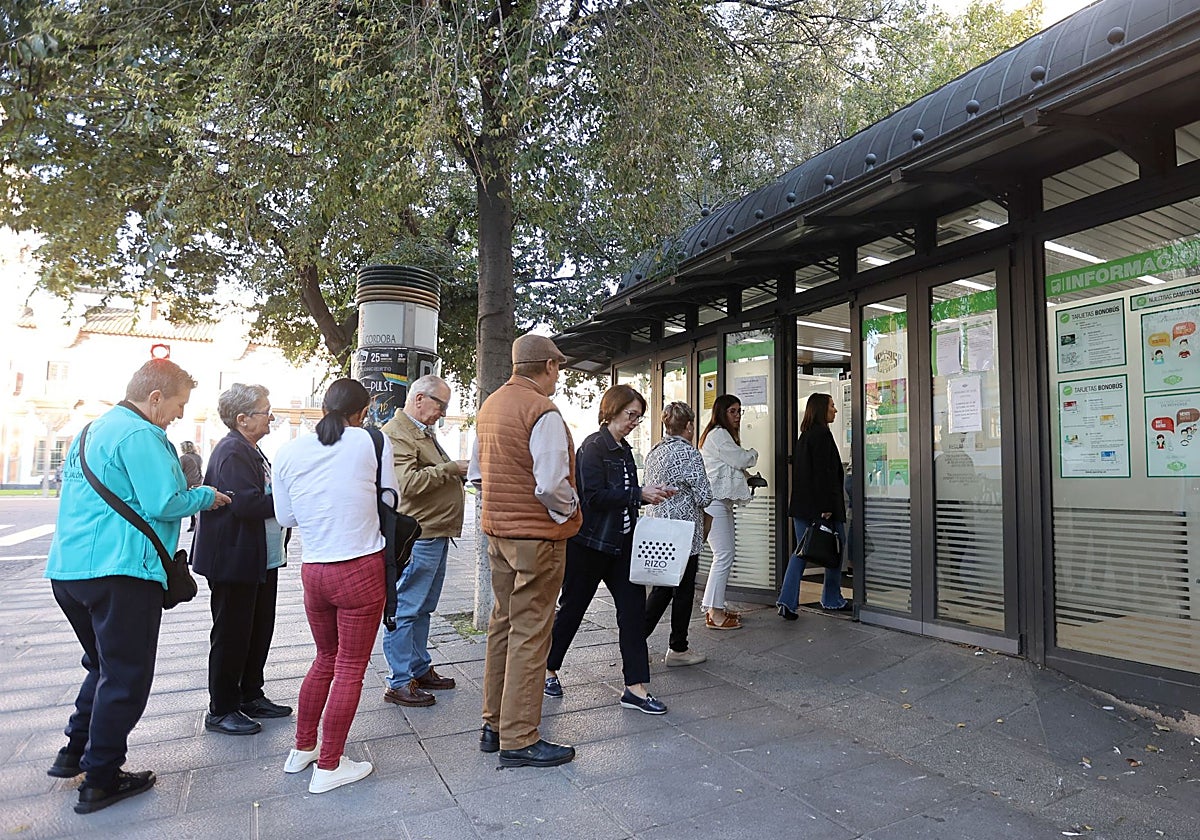 Colas a las puertas de la oficina de Aucorsa en la plaza de Colón