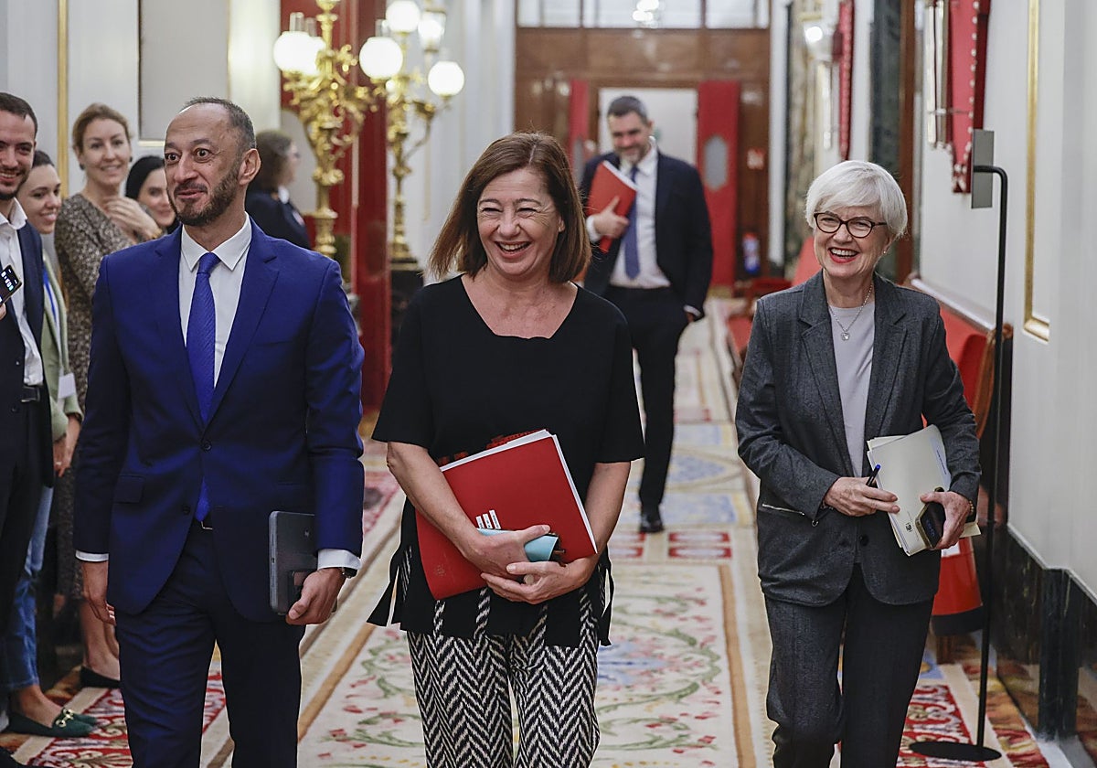 Los socialistas Alfonso Rodríguez Gómez de Celis, Francina Armengol e Isaura Leal, este martes, a su llegada a la reunión de la Mesa del Congreso