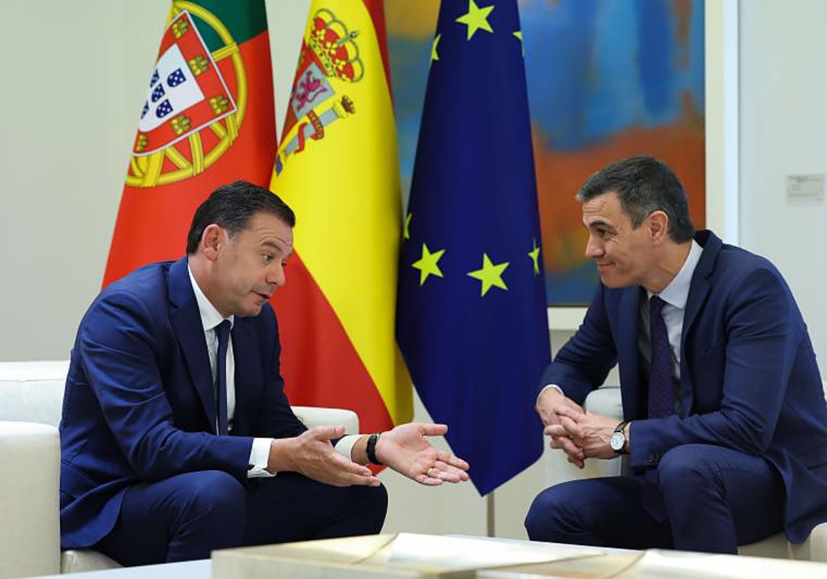 El presidente del Gobierno, Pedro Sánchez junto al primer ministro de la República de Portugal, Luís Montenegro