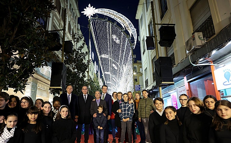 Imagen principal - Aunque todavía no se conocen al detalle los cambios que se han introducido en el popular espectáculo de luz y sonido de Navidad en la calle Cruz Conde, el arranque del montaje deja entrever algunos de ellos. Principalmente, el paso del medio arco que se venía instalando desde 2019 al arco completo que, además, gana en altura para poder completarlo por encima de la hilera de magnolios de la vía comercial.