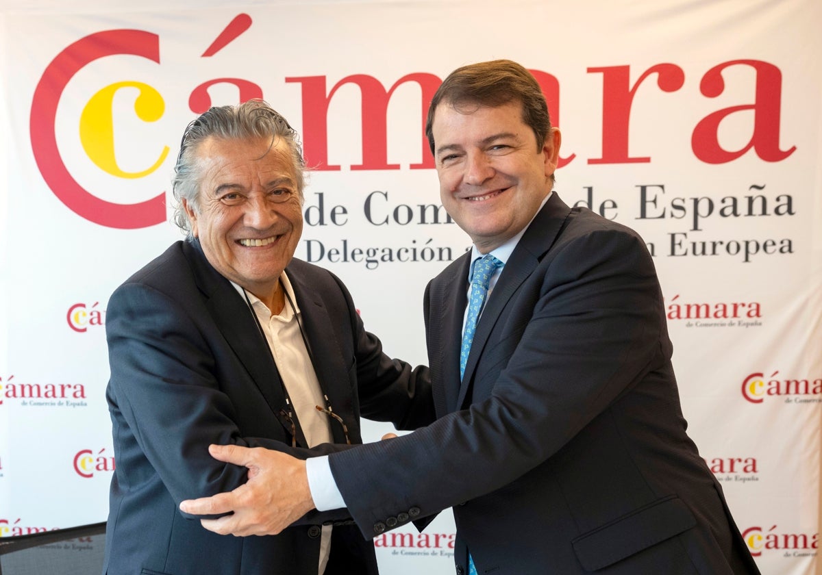 El presidente de la Junta, Alfonso Fernández Mañueco, y el director general de Drylock, Miguel Ángel González