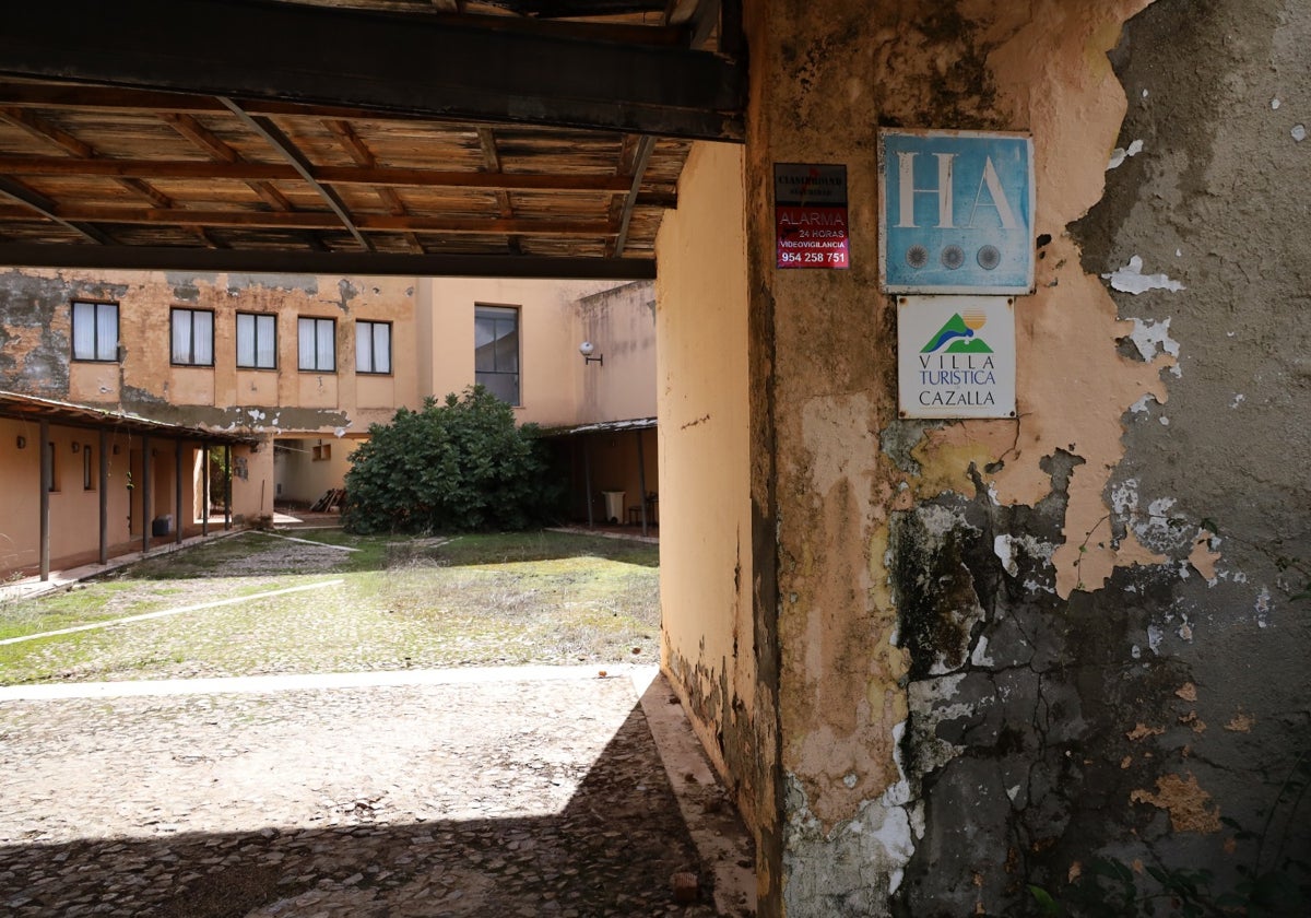 Acceso a la abandonada villa turística de Cazalla de la Sierra, en Sevilla, propiedad de la Junta de Andalucía