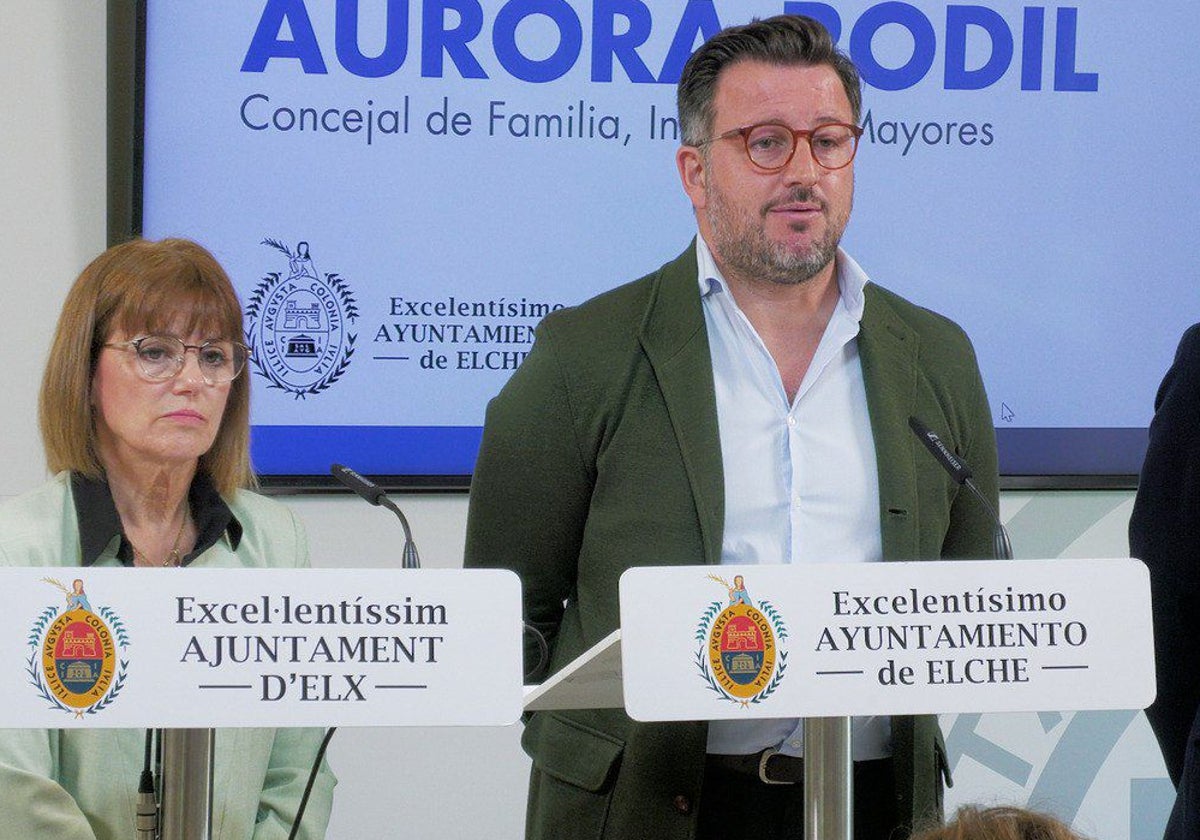 El alcalde de Elche, Pablo Ruz, y la concejal Aurora Rodil, en la rueda de prensa para informar de la tasa de basura