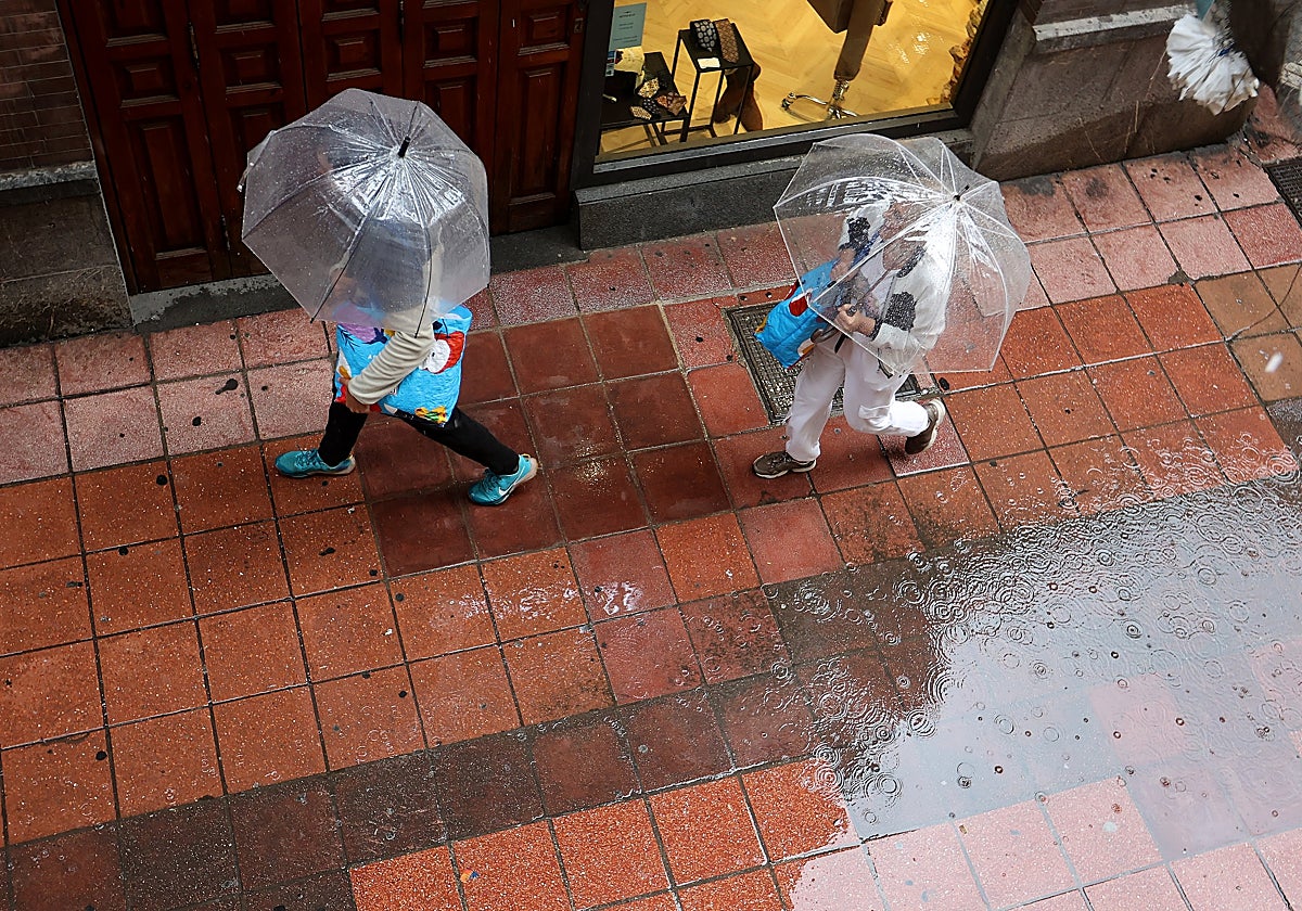 Dos personas pasean por el Centro de Córdoba bajo la lluvia