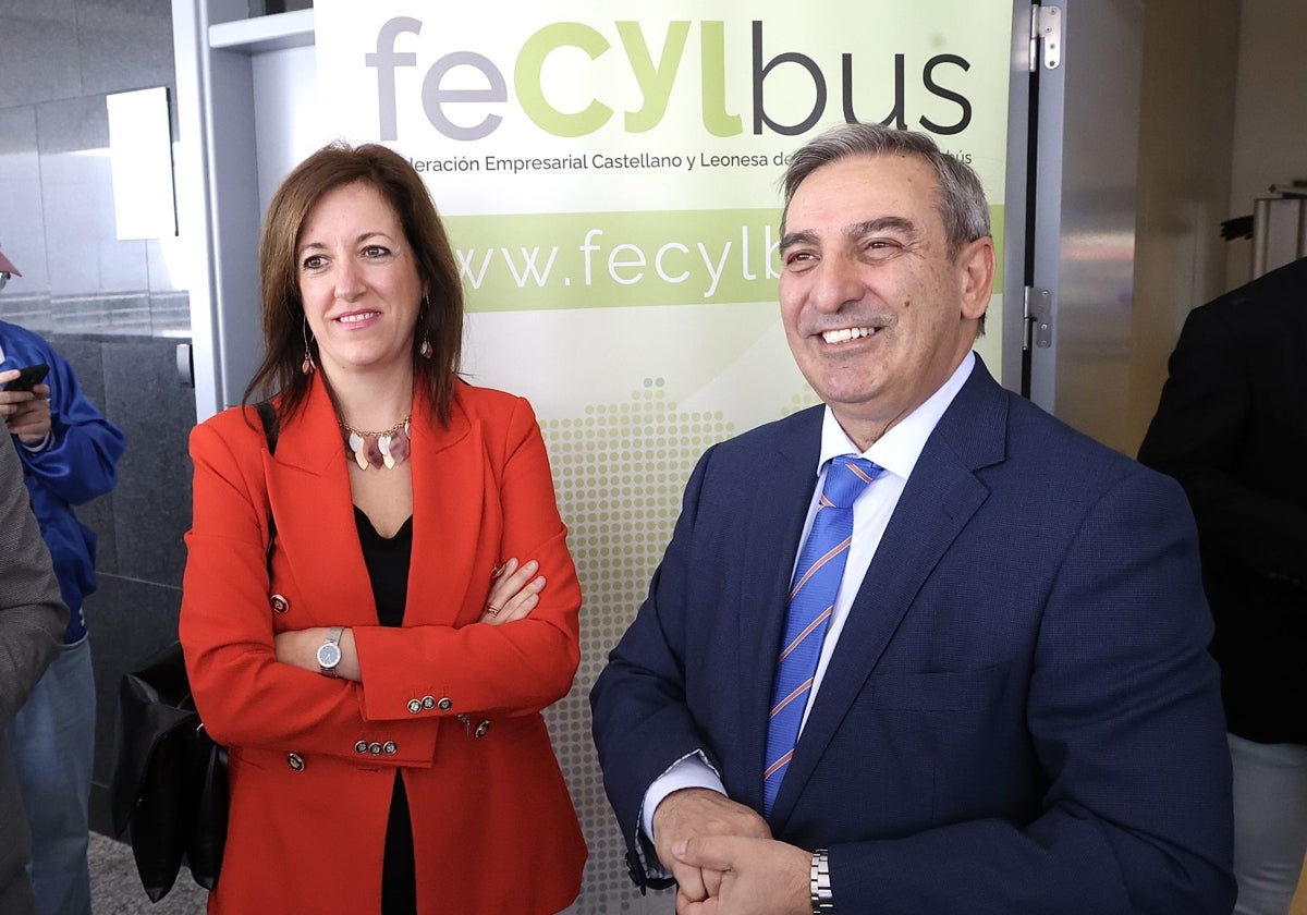 El consejero de Movilidad y Transformación Digital, José Luis Sanz Merino, clausura la asamblea de Fecylbus, junto a la directora general de transportes, Laura Paredes