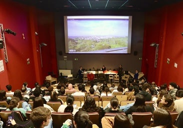 El alcalde encarga a los estudiantes de Arquitectura un proyecto para hacer un auditorio escénico integrado en el Valle