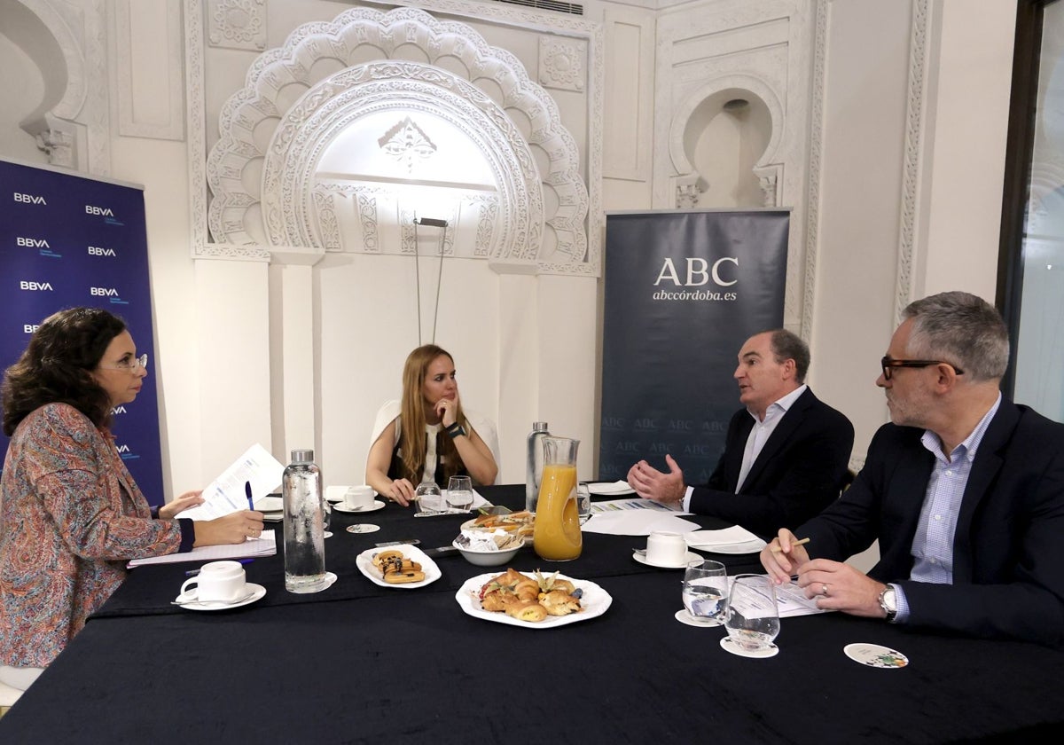 Participantes en la mesa de redacción sobre eficiencia energética empresarial