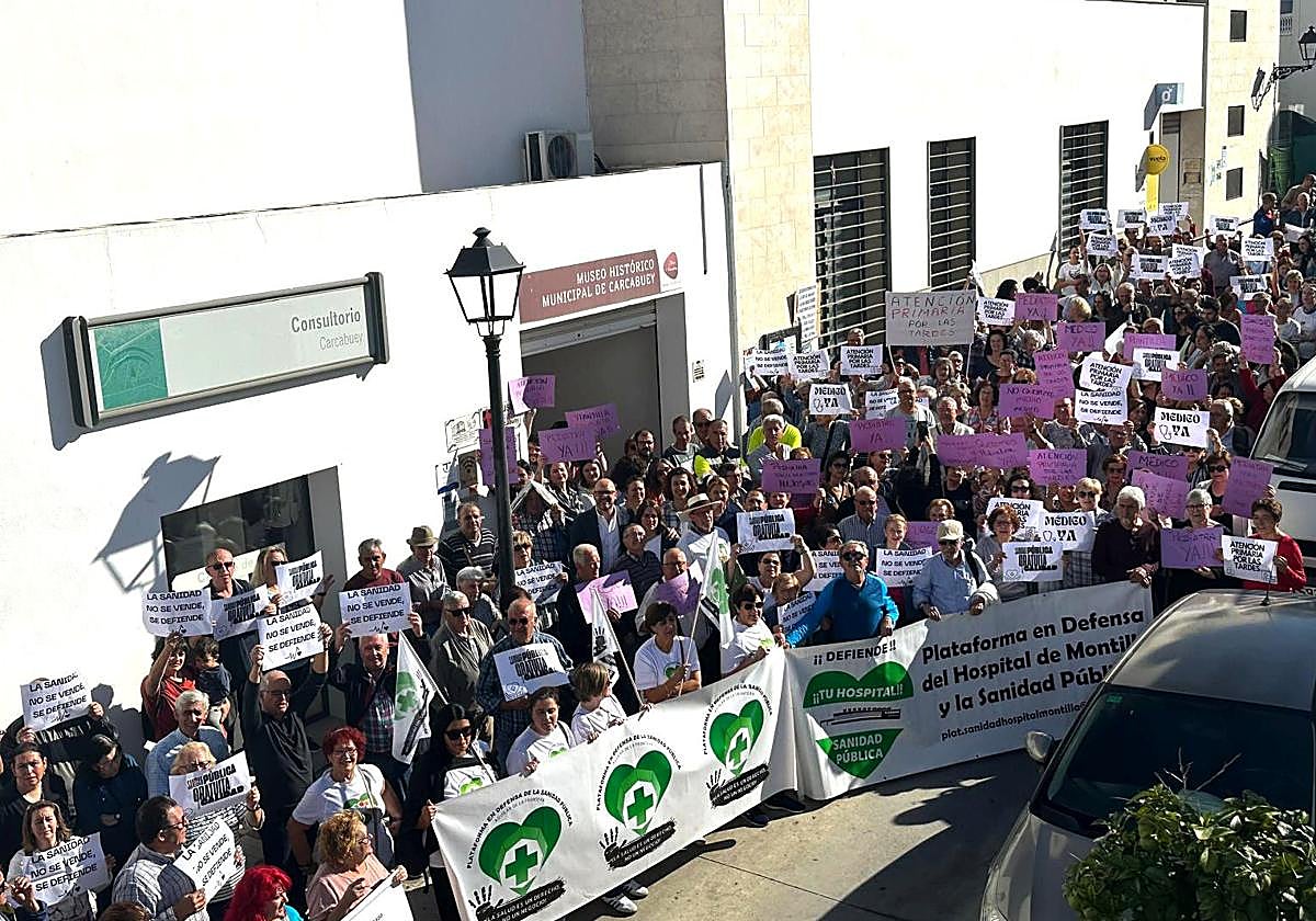 Manifestación a las puertas del consultorio de Carcabuey