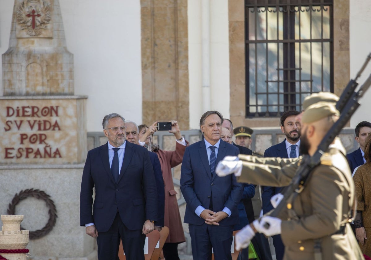 El presidente de las Cortes de Castilla y León y el alcalde de Salamanca asisten al acto nacional de conmemoración del Día del Veterano de las Fuerzas Armadas y de la Guardia Civil.