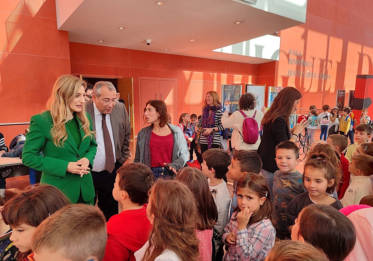 La viceconsejera Mar Sancho, junto a algunos de los niños que han participado en Miniminci
