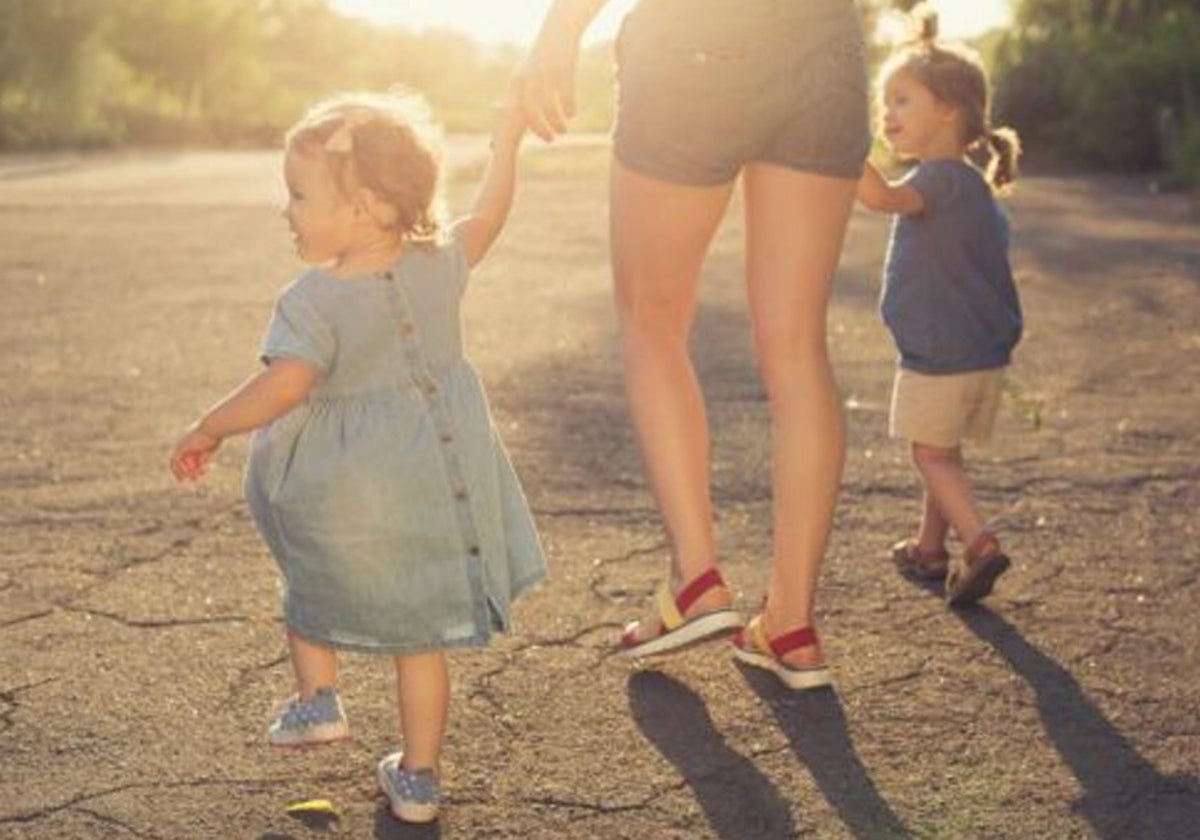 Una madre y sus dos hijas, en una imagen de archivo