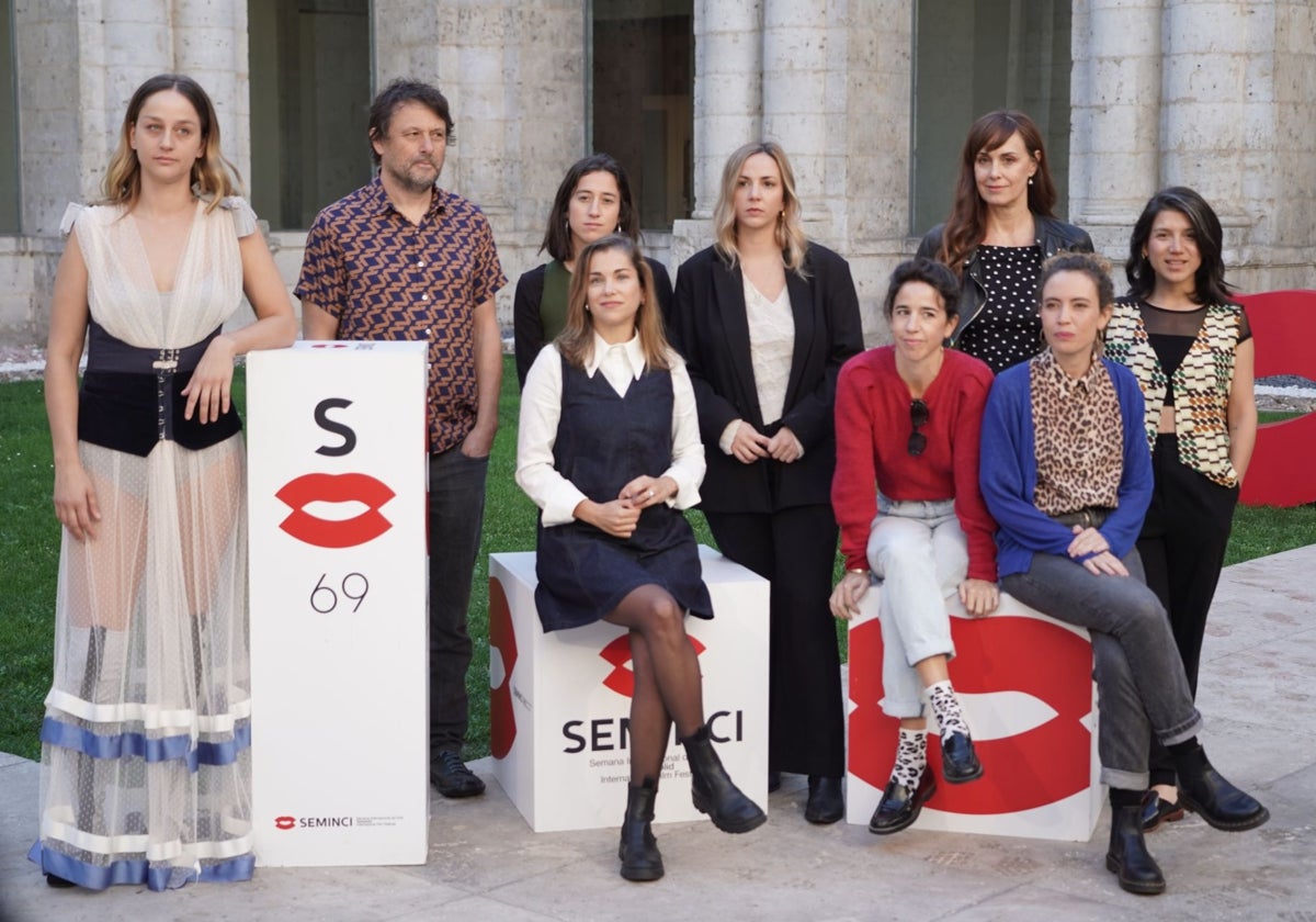 La directora de la película 'Salve Maria', Mar Coll, junto a la actrices protagonistas Giannina Fruttero (I) y Laura Weissmahr y el resto del equipo.