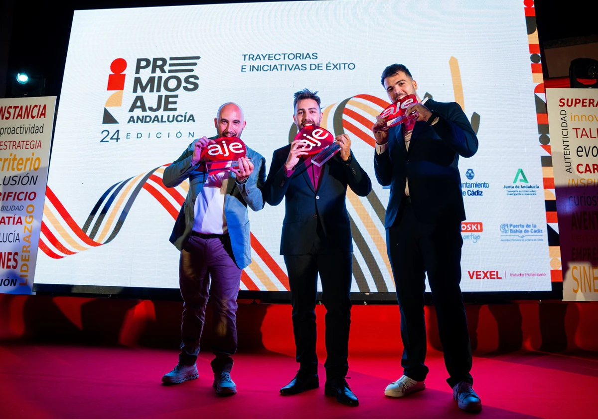 Luis Martínez, CEO y fundador de Flamingo Biolab, en el centro junto a los otros premiados por AJE