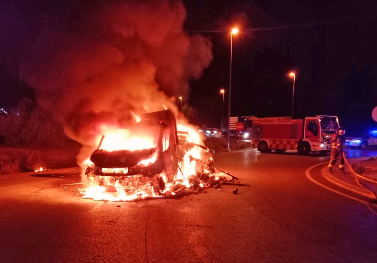 El camión incendidado en la rotonda de acceso a Lucena a primera hora de la mañana