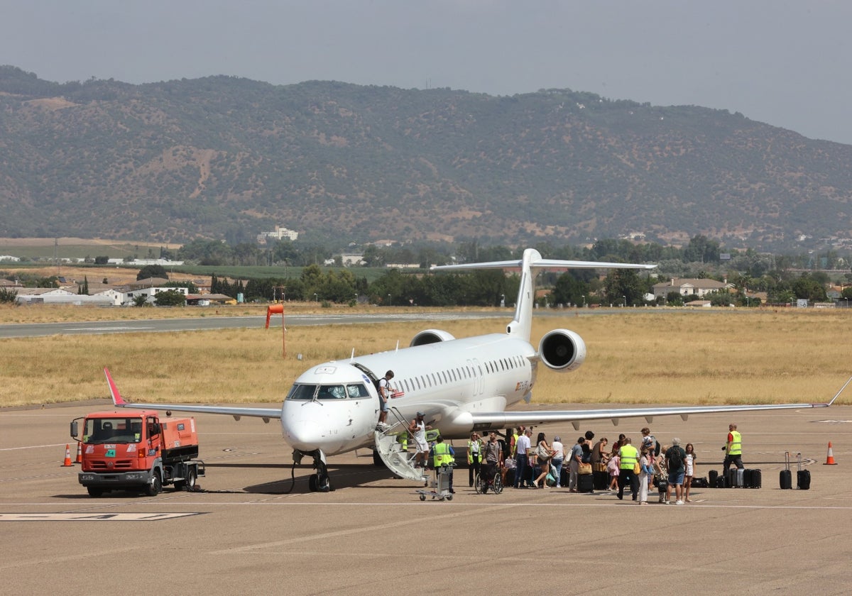 Uno de los vuelos regulares que aterrizó en Córdoba este pasado verano