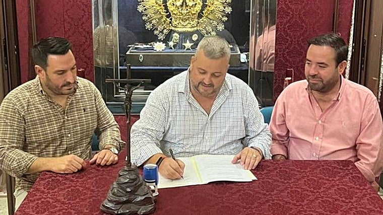 José María Ledo, en el centro, con los artistas