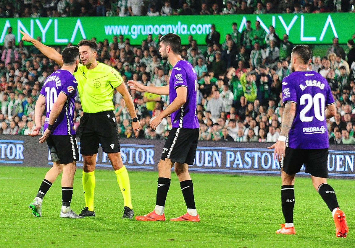 Momento en que el árbitro expulsa a Jacobo del terreno de juego en Santander