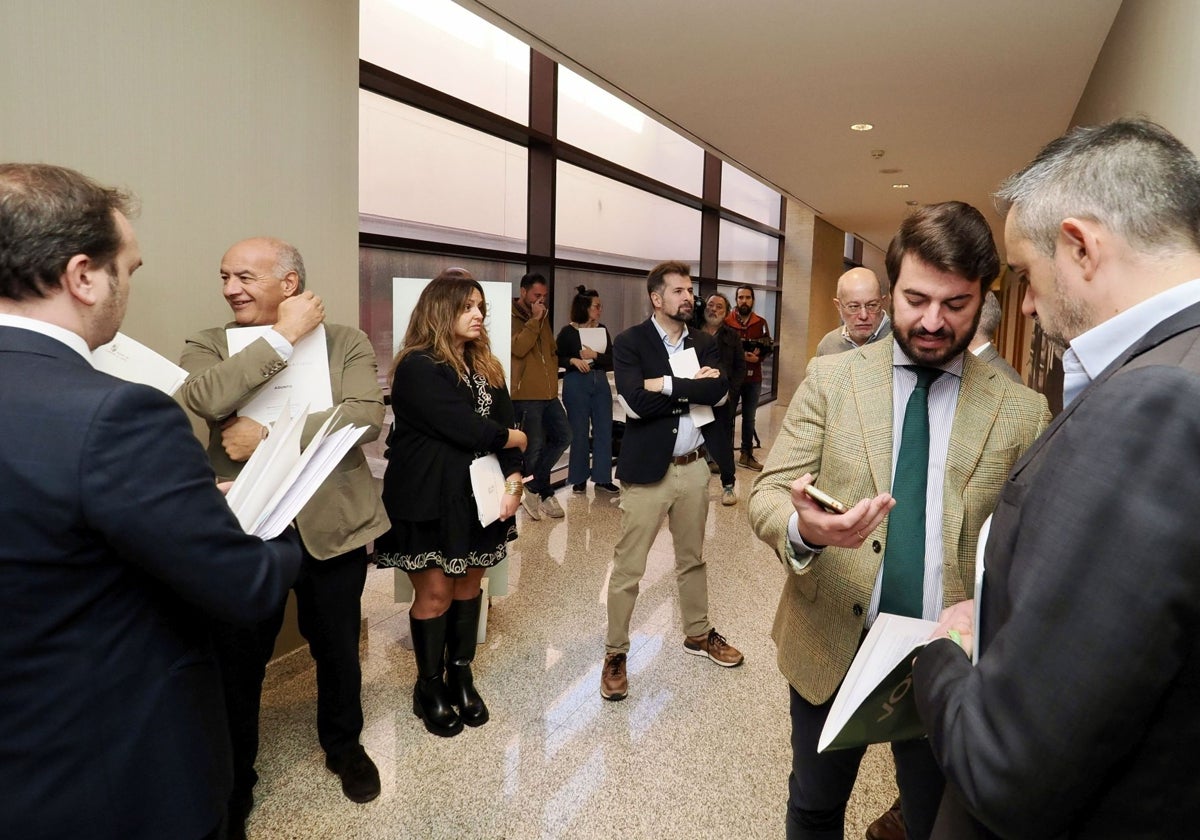 Representantes de los distintos grupos parlamentarios, este jueves antes de la reunión de la Junta de Portavoces.