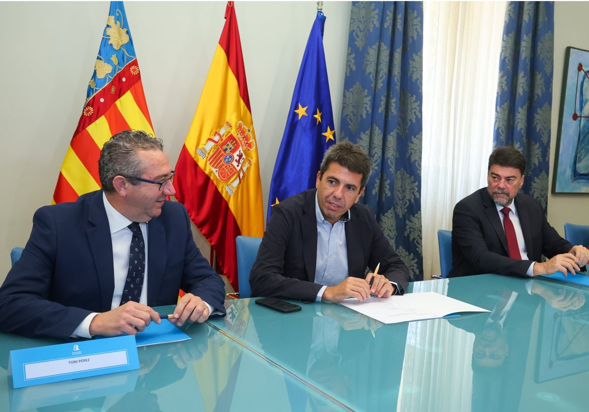 Carlos Mazón, entre el presidente de la Diputación de Alicante, Toni Pérez, y el alcalde de la ciudad, Luis Barcala