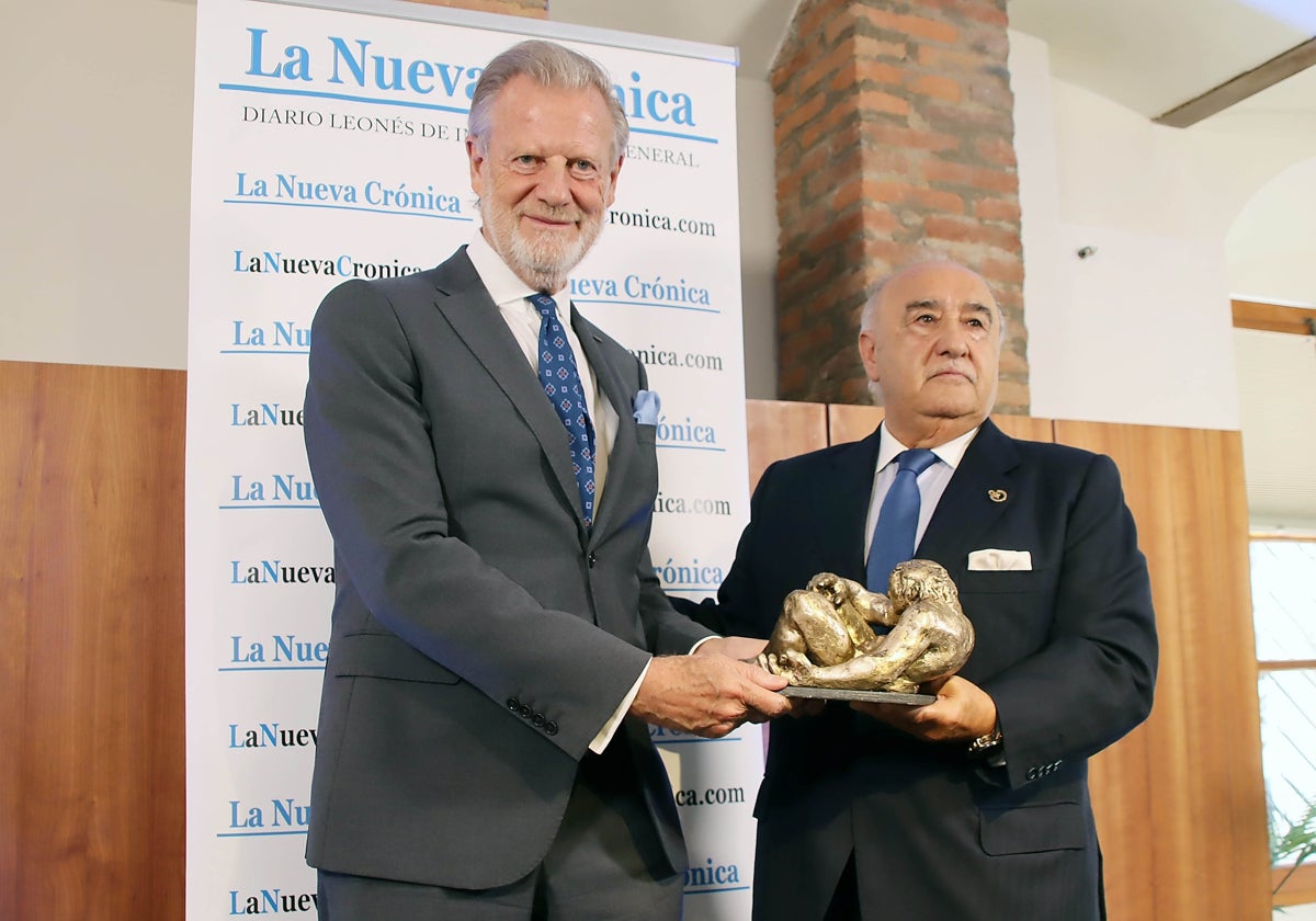 El presidente de la Obra Social de Castilla y León (Fundos), Jorge García Vázquez, y el presidente de La Nueva Crónica, Manuel Lesmes, en la entrega del premio Negrilla de Oro