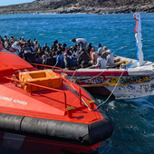 Rescatado en El Hierro un cayuco con más de medio centenar de migrantes, uno de ellos fallecido