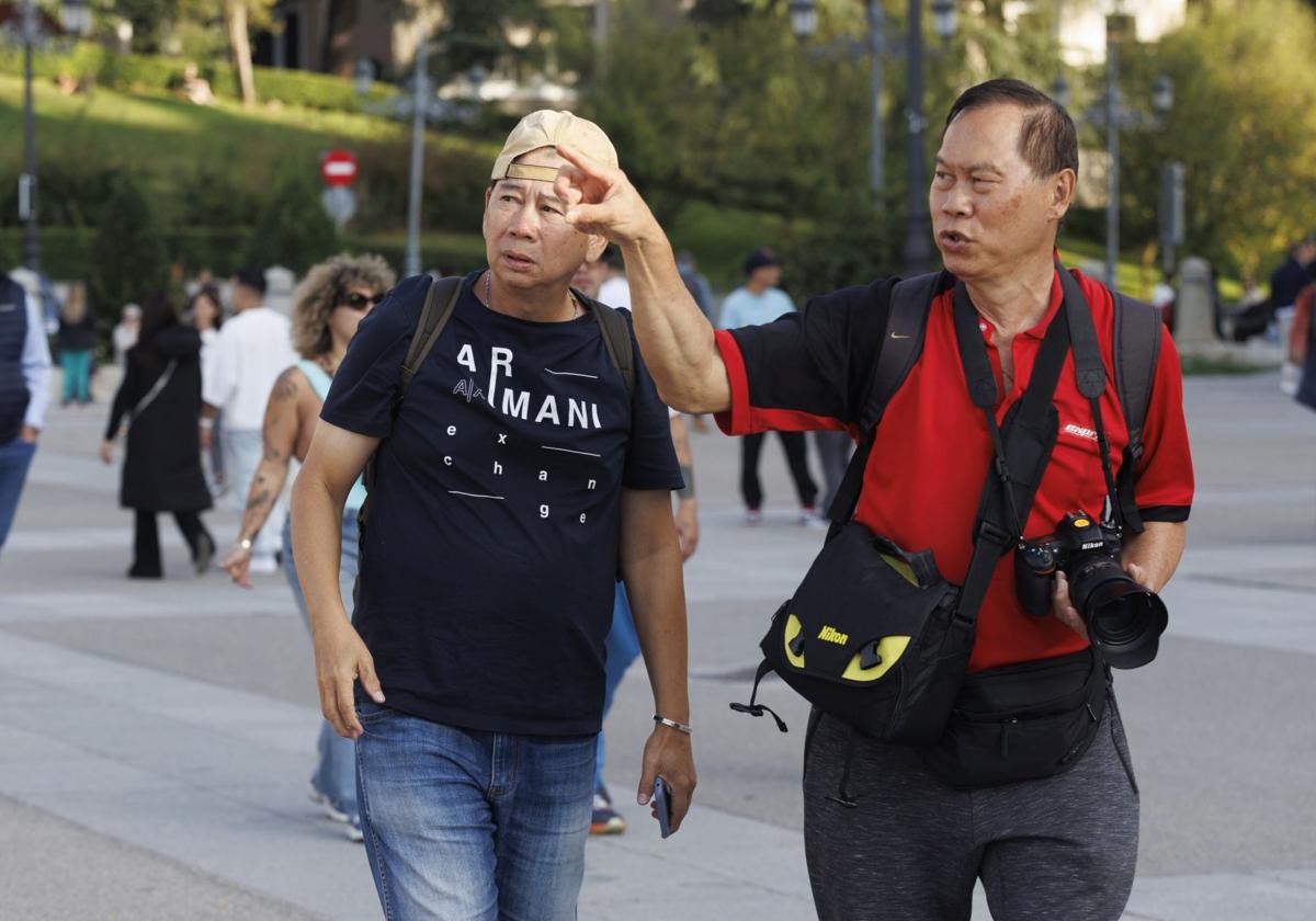 Turistas japoneses en las inmediaciones del prado