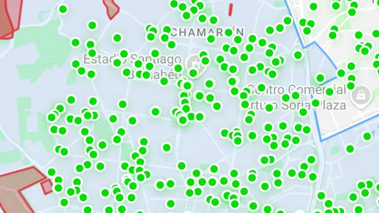 Patinetes de la empresa Lime estacionados en Madrid el sábado