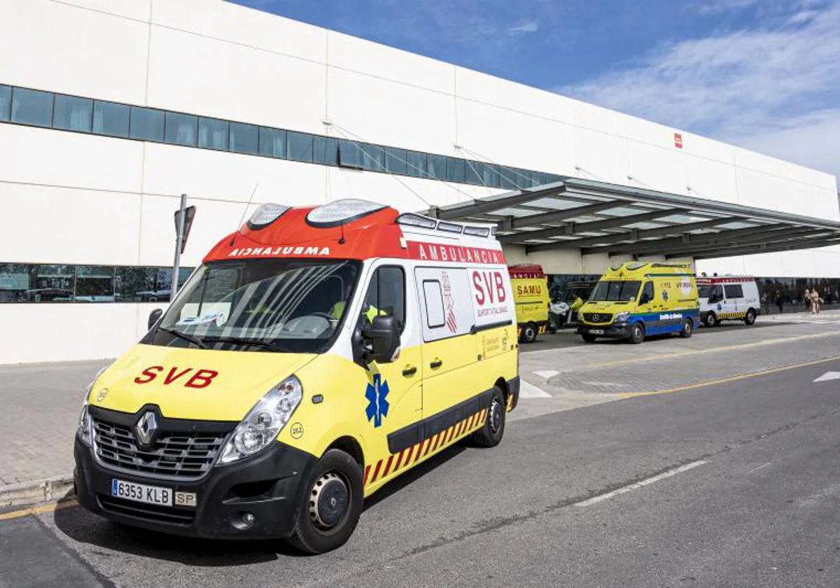 Imagen de archivo de ambulancias en la puerta del Hospital La Fe de Valencia