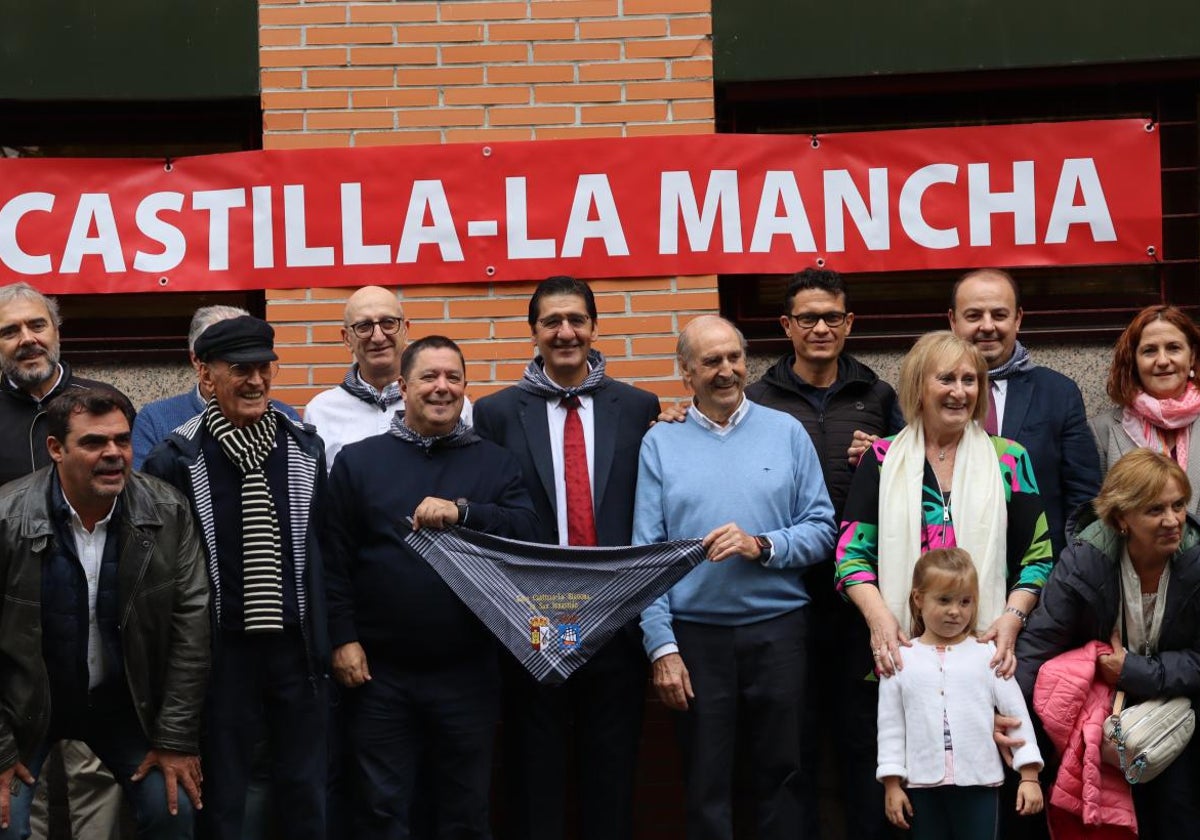 El vicepresidente segundo este sábado con miembros de la Casa de Castilla-La Mancha en San Sebastián