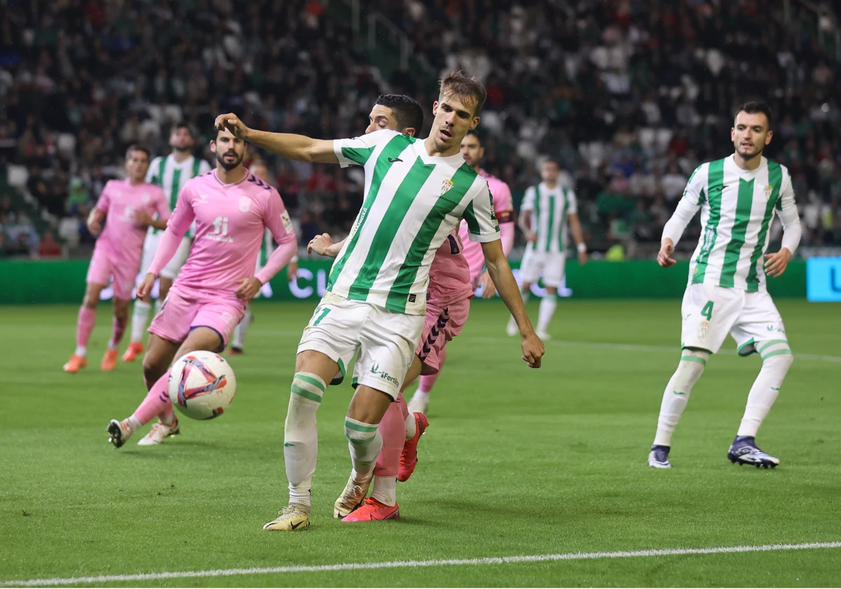 Ander Yoldi intenta controlar el balón durante el partido ante el Eldense