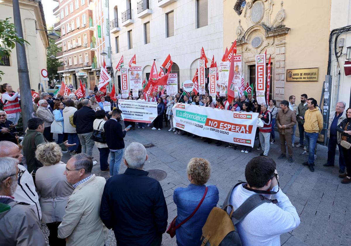 Manifestación ante las puertas de la Delegación del Gobierno de la Junta