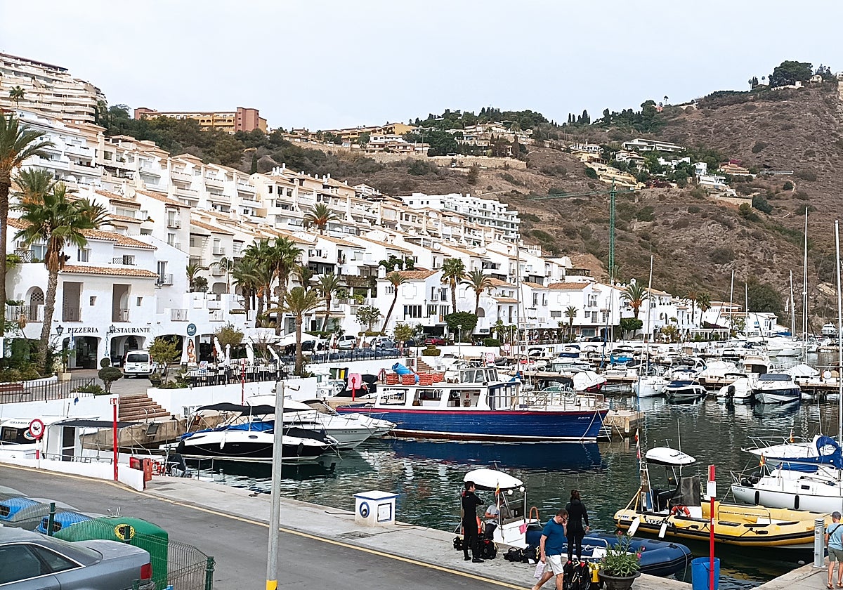 Imagen de archivo de una zona de puerto abierta al mar en Granada