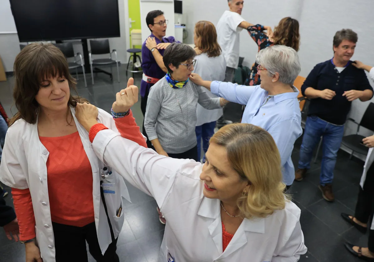 Los trabajadores del centro de salud, practicando las llaves