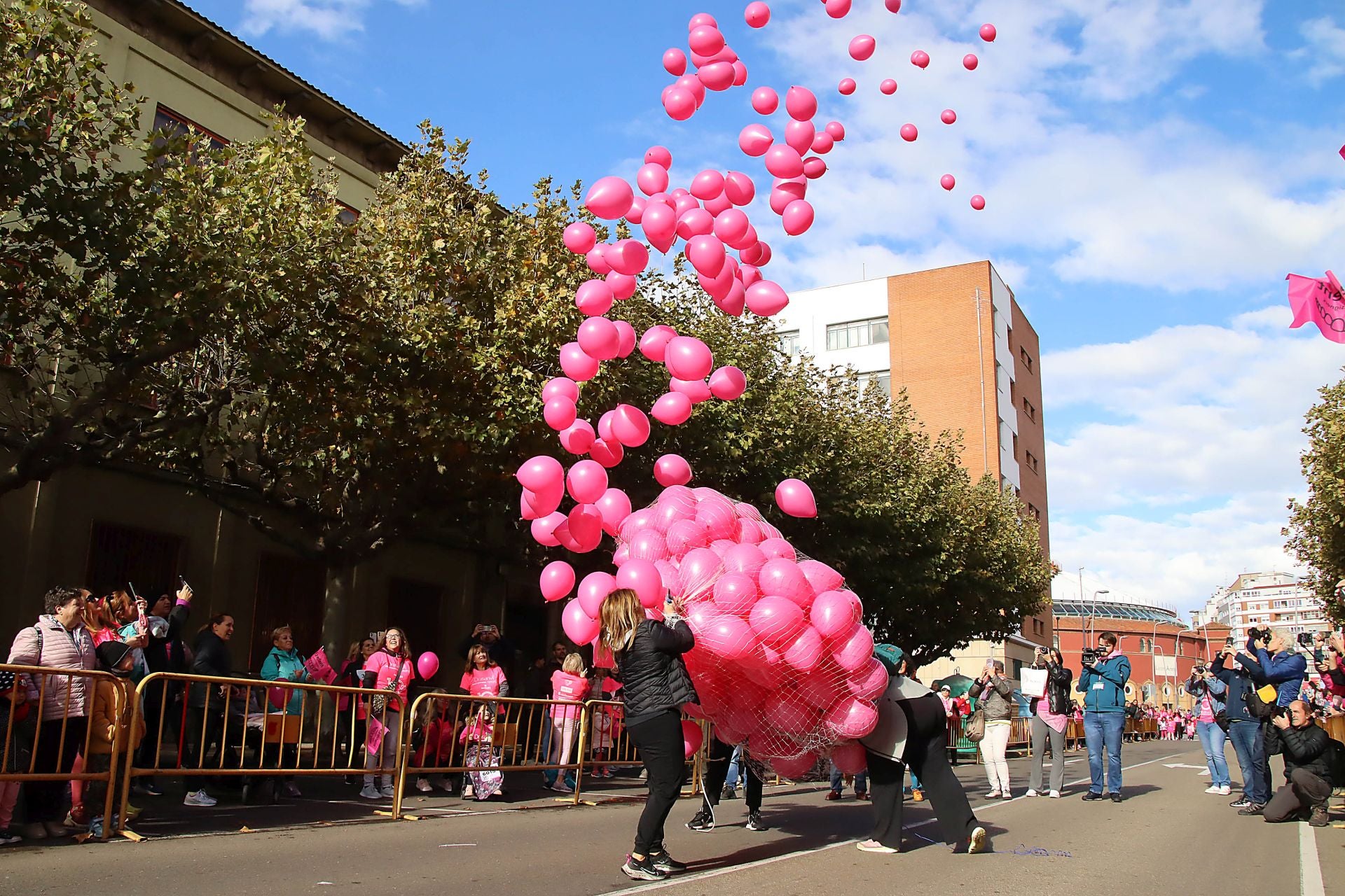 Décima edición de la Carrera de la Mujer contra el Cáncer de Mama en León.