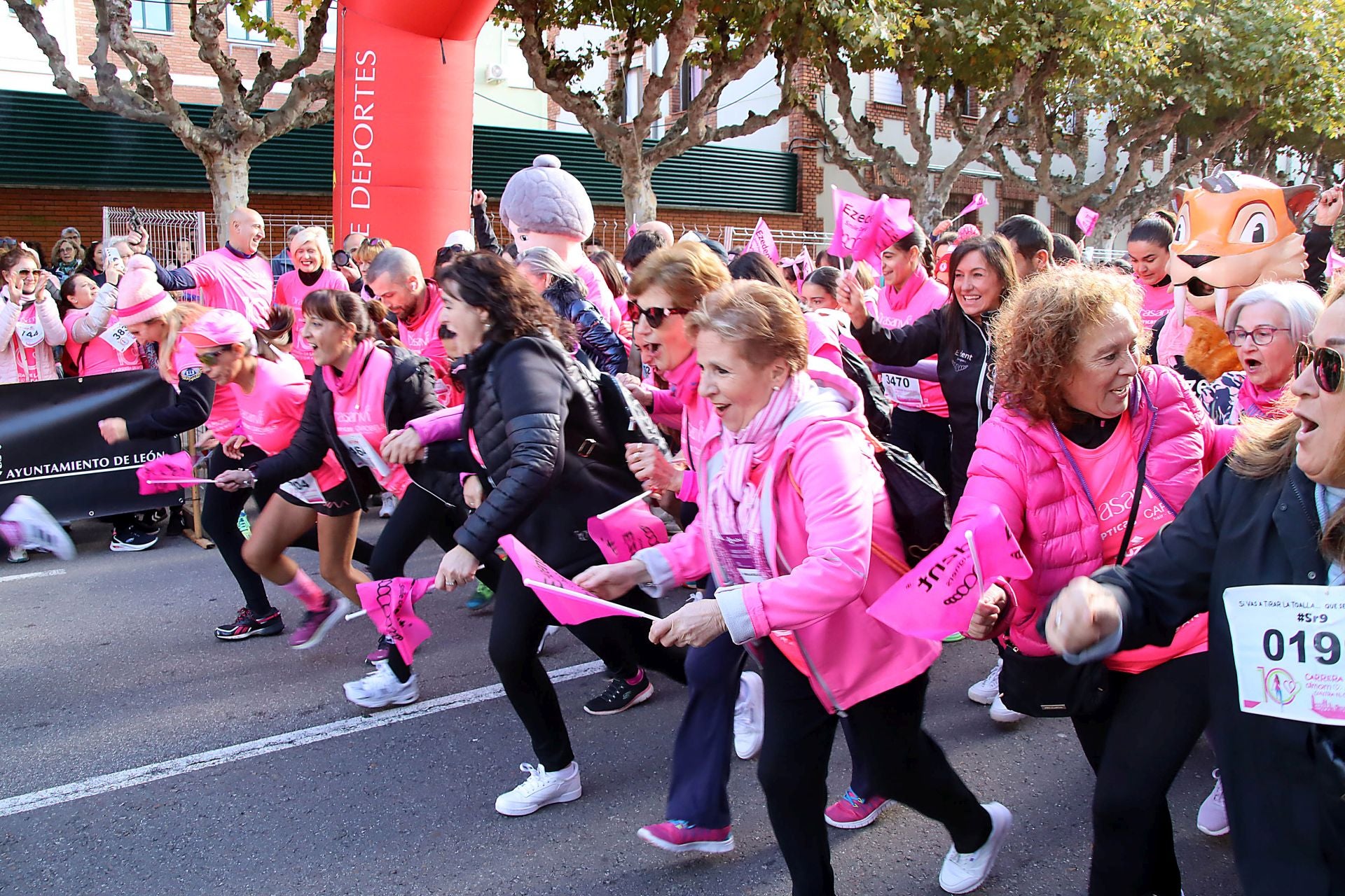 Décima edición de la Carrera de la Mujer contra el Cáncer de Mama en León.