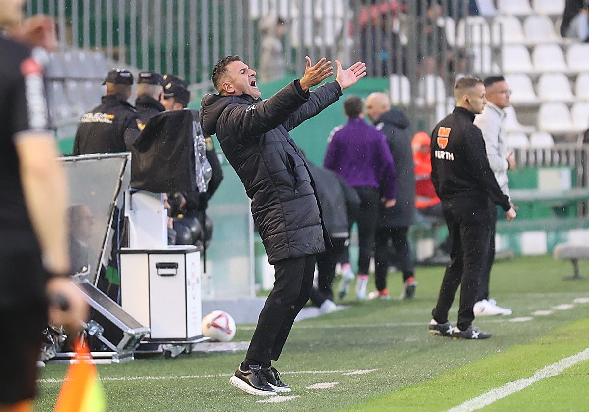 Iván Ania se enfada durante una acción del duelo ante el Eldense