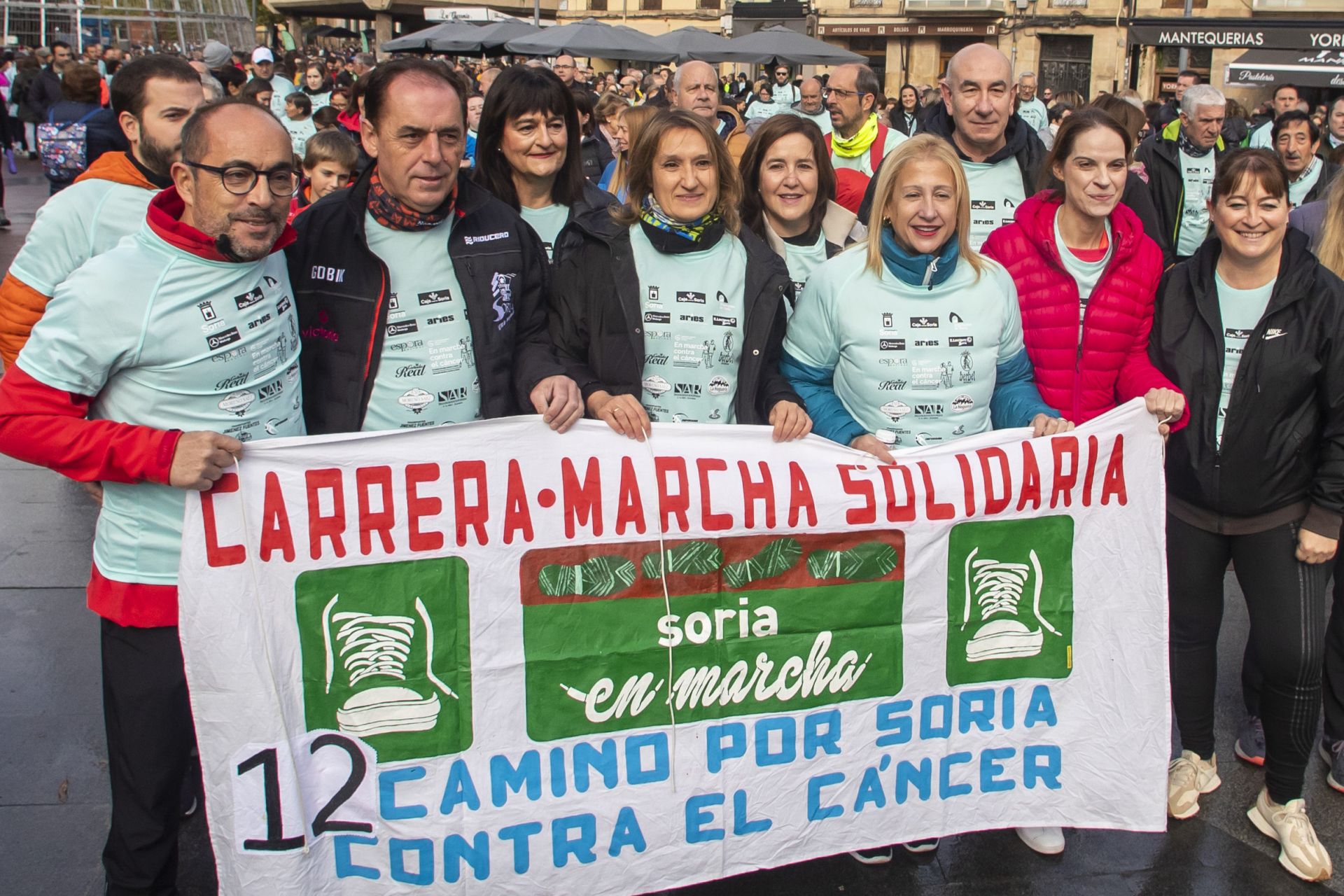 La consejera de educación, Rocío Lucas (3i), acompañada de la delegada de la Junta en Soria, Yolanda de Gregorio (3d), y el presidente del Diputación en Soria, Benito Serrano (2i), posan antes del comienzo de la XII Marcha solidaria contra el cáncer, este domigo en Soria.