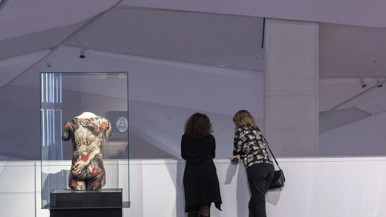 En la exposición, un modelo de silicona en el luce un tatuaje tradicional japonés