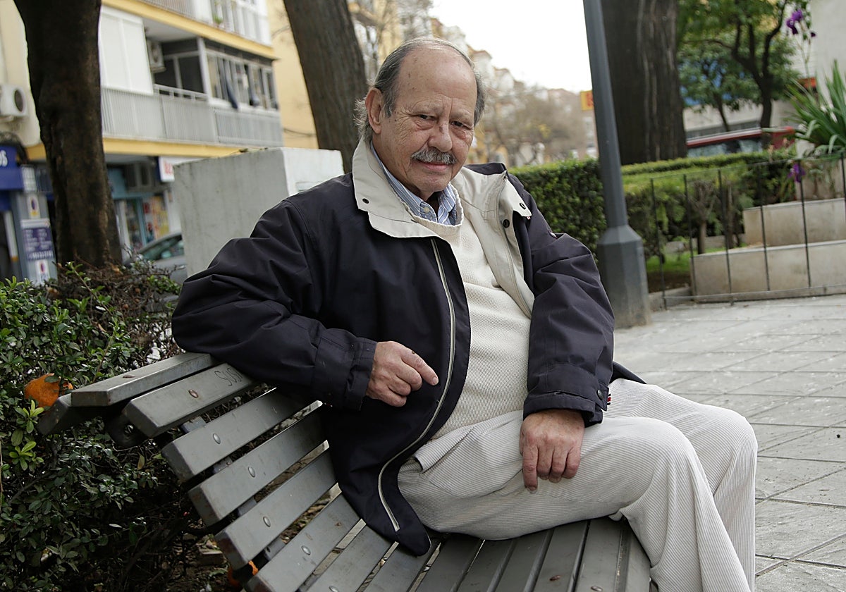 El policía José Antonio Vidal, en 2020 en un banco de la plaza San Martín de Porres de Sevilla
