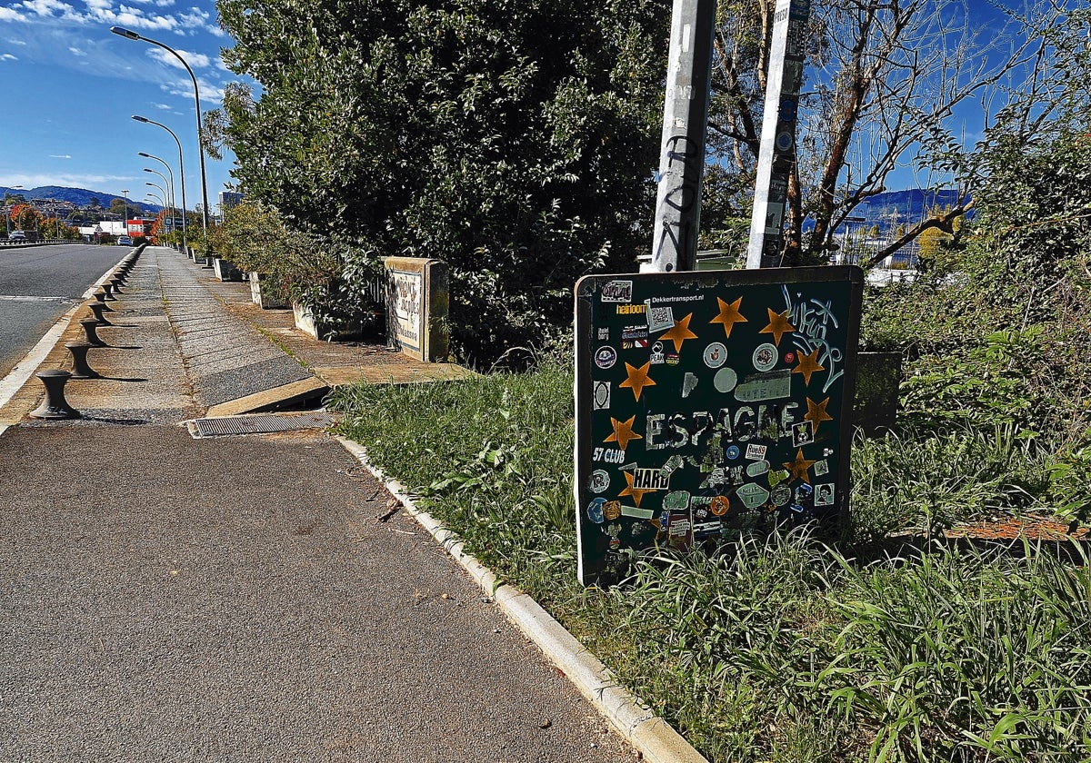 El único cartel en referencia a España en el puente de Santiago (Irún), vandalizado