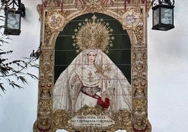 Un azulejo en la plaza de Capuchinas ya recuerda la coronación de la Virgen de la Paz de Córdoba