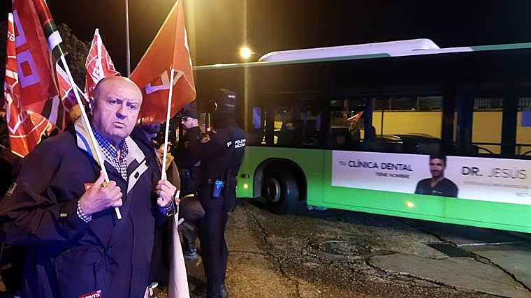 Miembros de CC.OO. durante la concentración ante la sede de Aucorsa este lunes