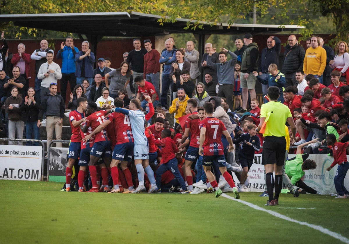 Los jugadores del UE Olot celebran con su afición un gol en su estadio