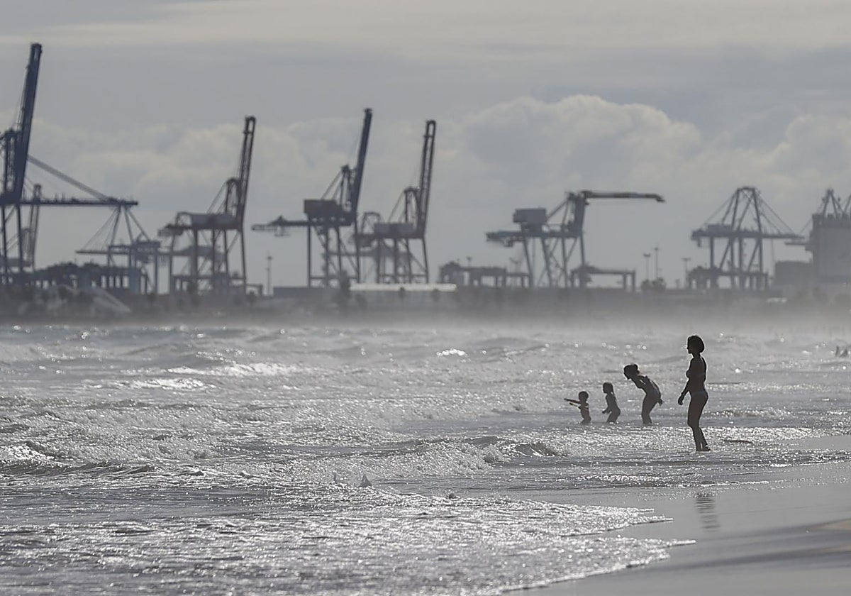 Imagen captada este lunes en Valencia con el temporal empezando a mostrar sus efectos