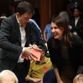 Imagen - La imagen pertenece a la toma de posesión de Mónica García como ministra de Sanidad. En las primeras filas, Errejón y su expareja Maestre mantienen confidencias y complicidad