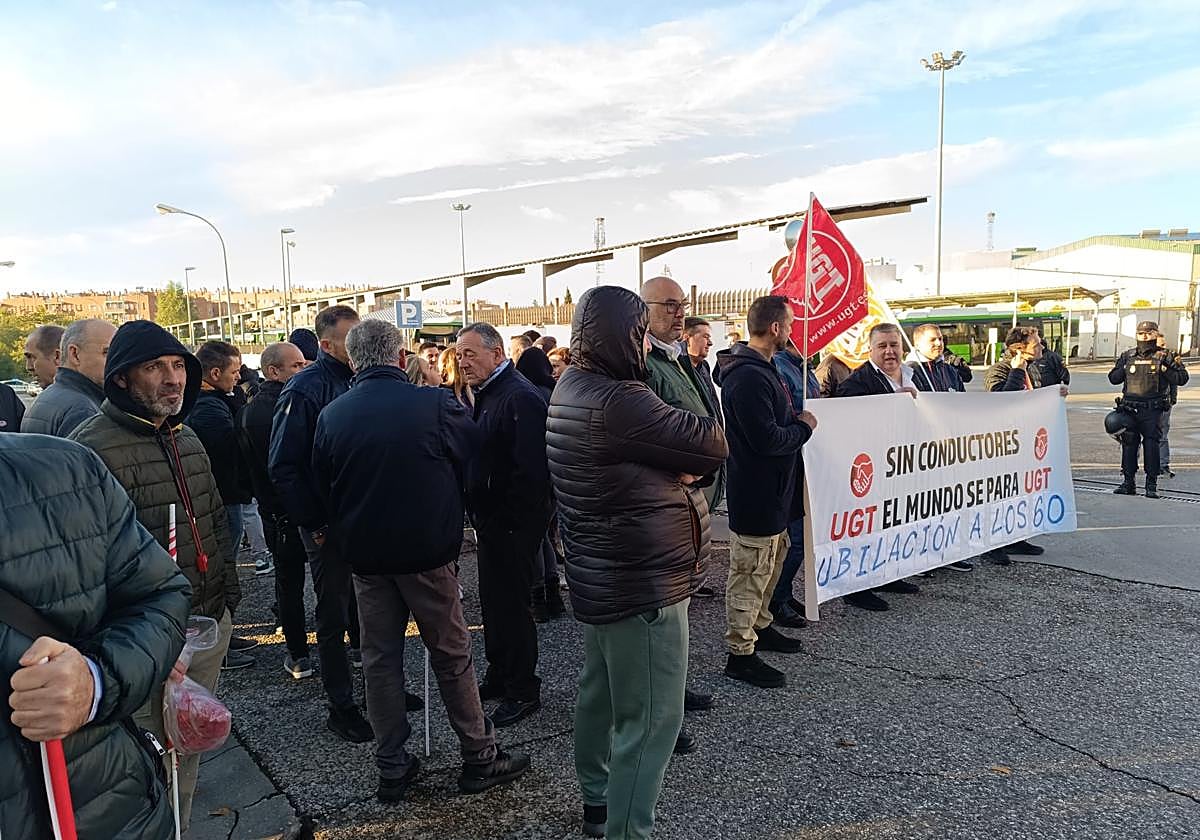 Concentración de UGT en las cocheras de Aucorsa este lunes por la huelga en el transporte de pasajeros