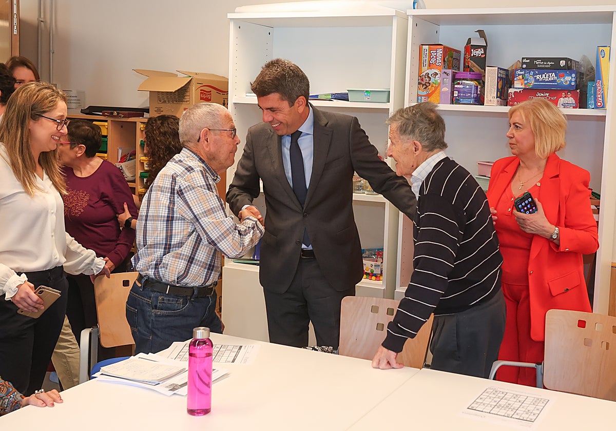 El presidente de la Generalitat Valenciana, Carlos Mazón, en su visita al centro de día 'Ana Lluch' de Meliana