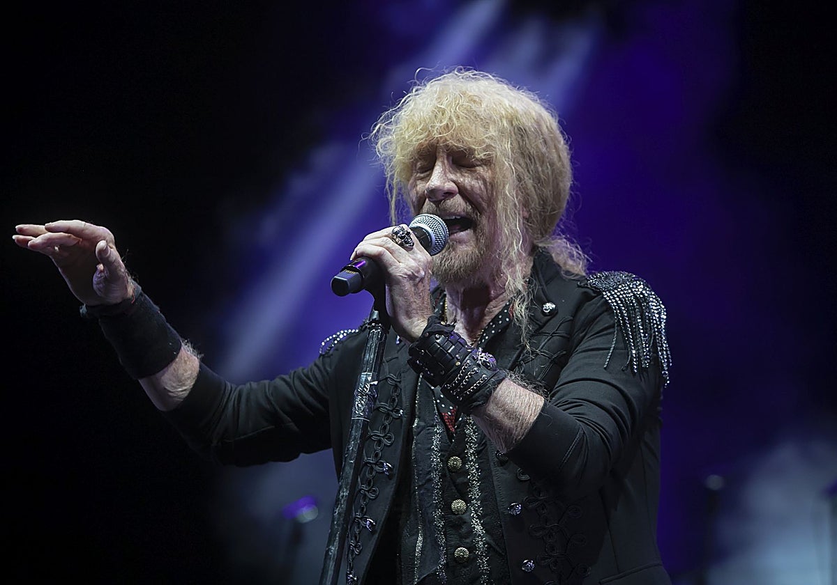 Manuel Martínez, líder de Medina Azahara, en un concierto